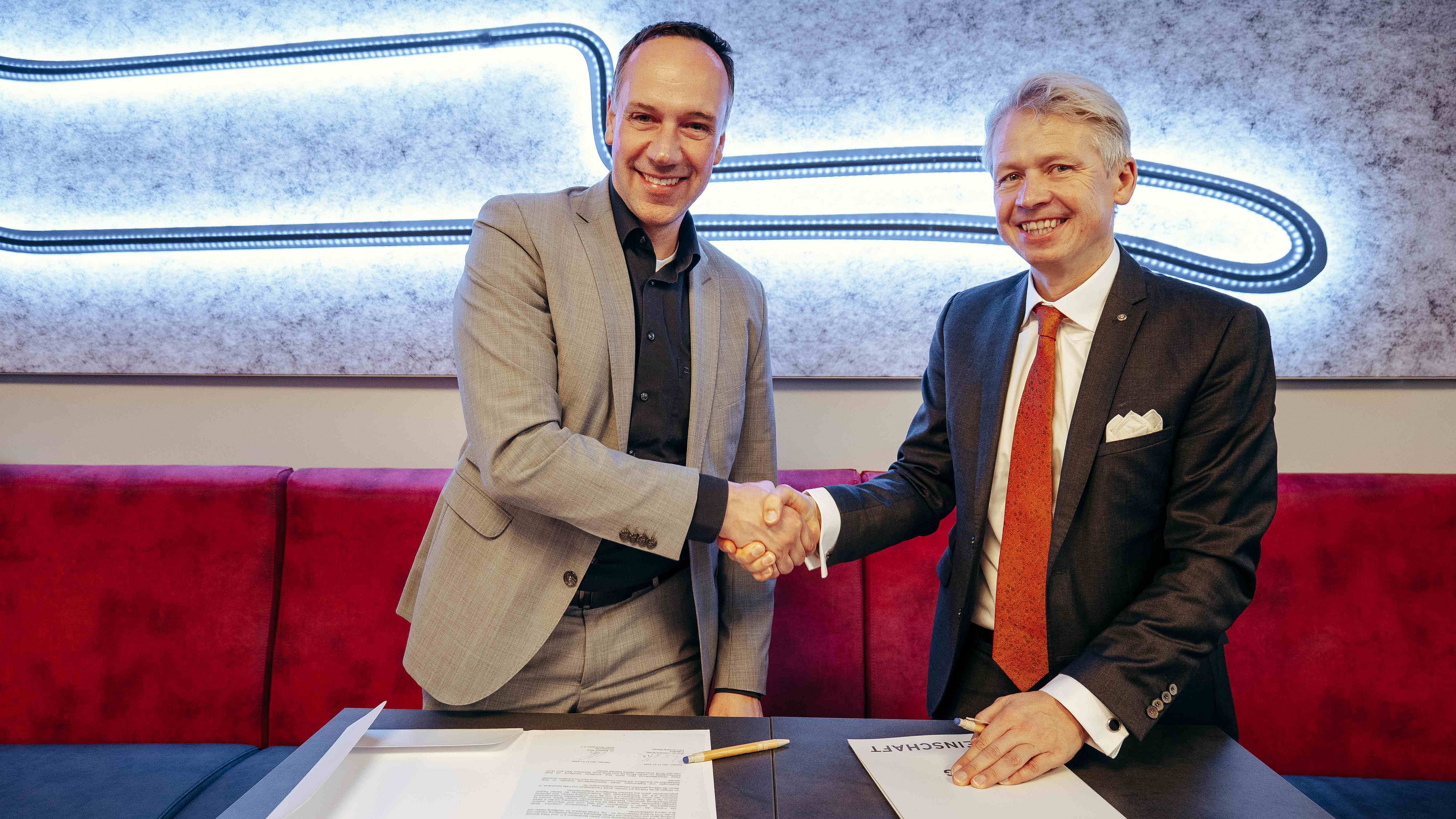 Dr. Matthias Köck, Vorsitzender des ADAC Nordbayern, und Hochschulpräsident Prof. Dr. Clemens Bulitta unterzeichnen die Kooperationsvereinbarung für den neuen Innovativen LernOrt