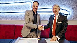 Dr. Matthias Köck, Vorsitzender des ADAC Nordbayern, und Hochschulpräsident Prof. Dr. Clemens Bulitta unterzeichnen die Kooperationsvereinbarung für den neuen Innovativen LernOrt
