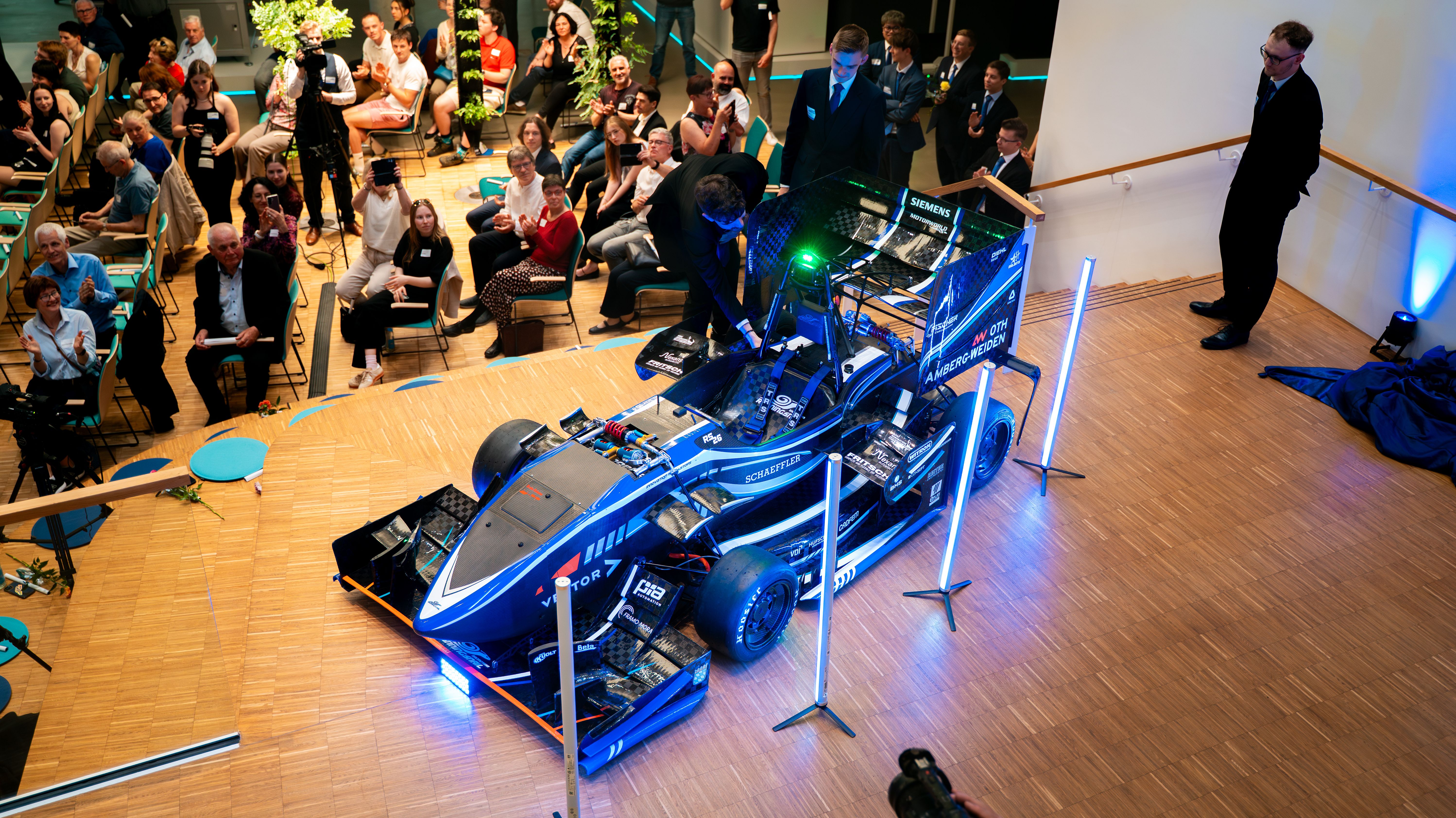 Der neue Rennwagen des Running Snail Racing Teams der OTH Amberg-Weiden ist vor allem auf Gewichtsreduktion, maximale Effizienz, Ausdauer und autonomes Fahren ausgelegt