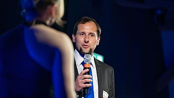 Faculty Advisor Prof. Dr.-Ing. Tobias Skubacz betont wie lehrreich die Arbeit rund um den Rennwagen für die Studierenden ist